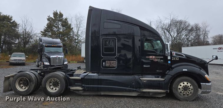 image for item DU2559 2018 Kenworth T680 semi truck
