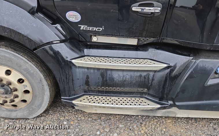 image for item DU2559 2018 Kenworth T680 semi truck