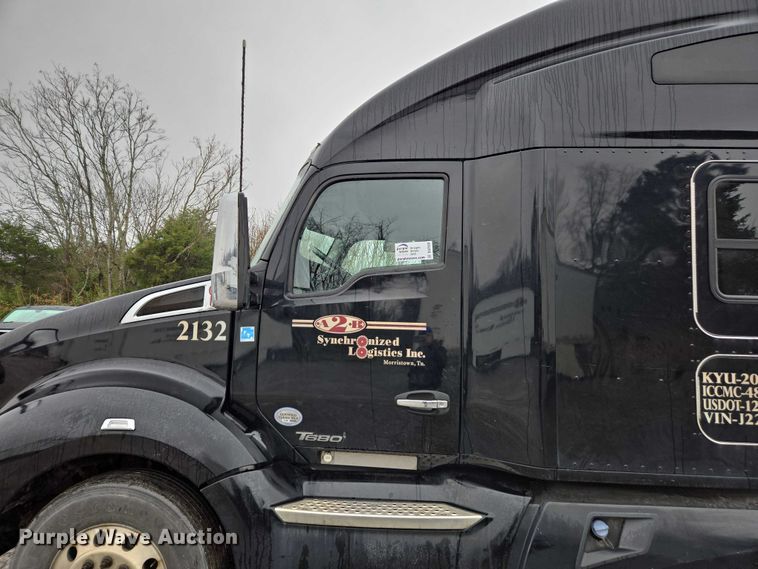 image for item DU2559 2018 Kenworth T680 semi truck