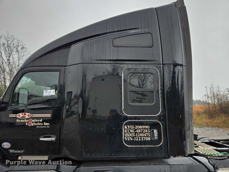image for item DU2559 2018 Kenworth T680 semi truck