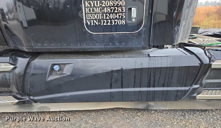 image for item DU2559 2018 Kenworth T680 semi truck