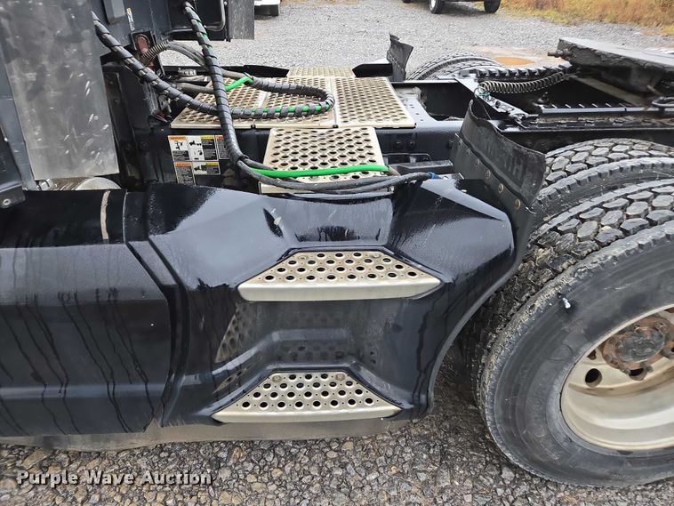 image for item DU2559 2018 Kenworth T680 semi truck