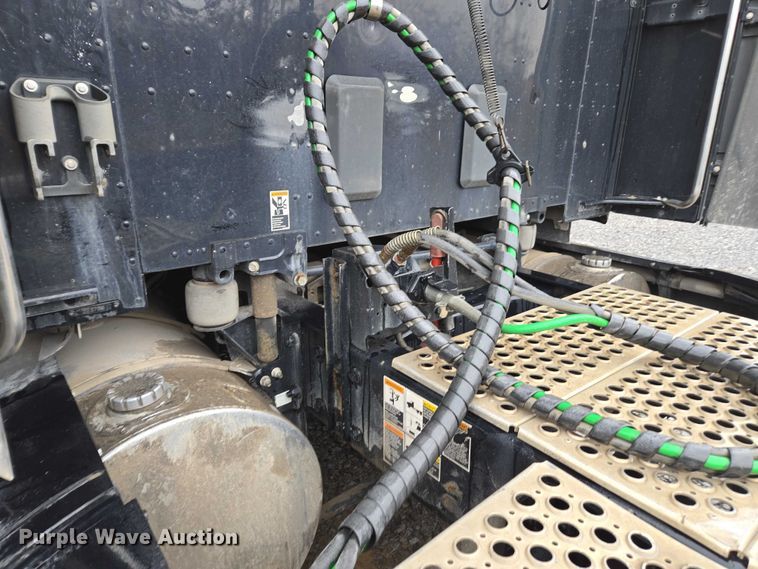 image for item DU2559 2018 Kenworth T680 semi truck