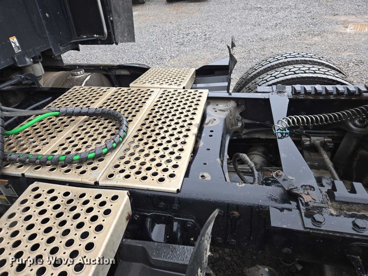 image for item DU2559 2018 Kenworth T680 semi truck