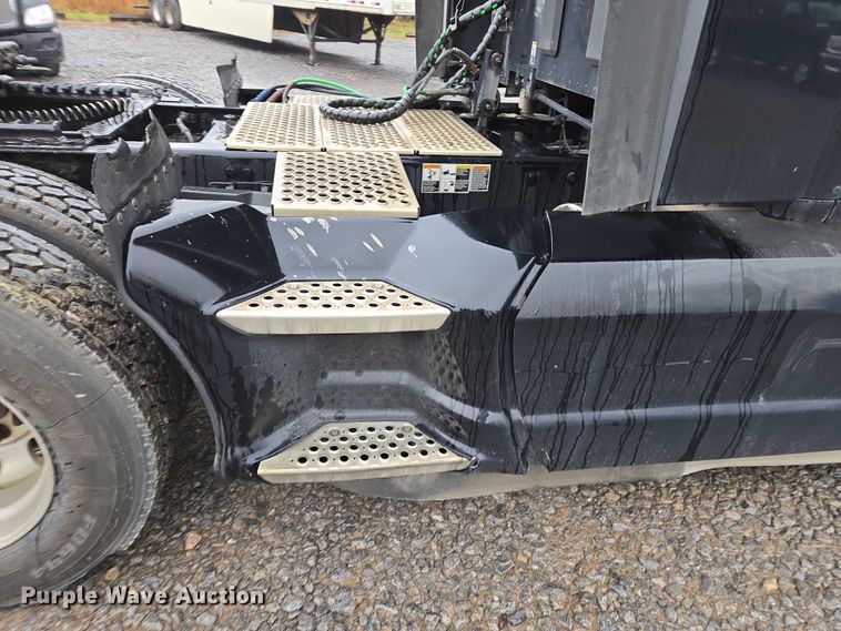 image for item DU2559 2018 Kenworth T680 semi truck