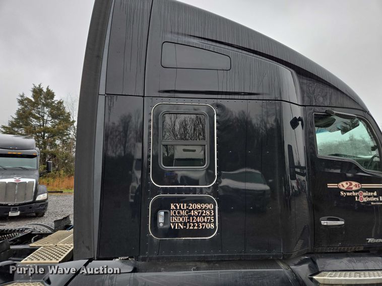 image for item DU2559 2018 Kenworth T680 semi truck