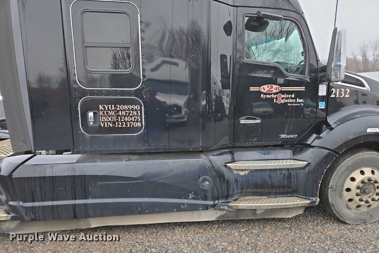 image for item DU2559 2018 Kenworth T680 semi truck
