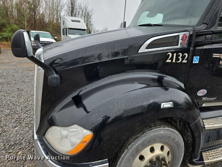 image for item DU2559 2018 Kenworth T680 semi truck