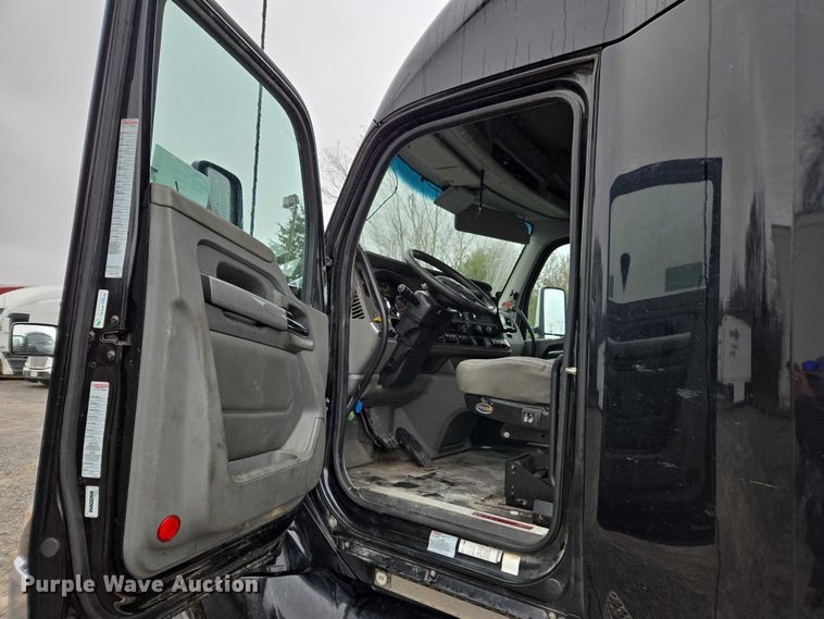 image for item DU2559 2018 Kenworth T680 semi truck