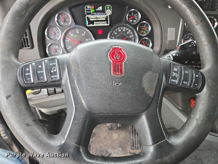 image for item DU2559 2018 Kenworth T680 semi truck