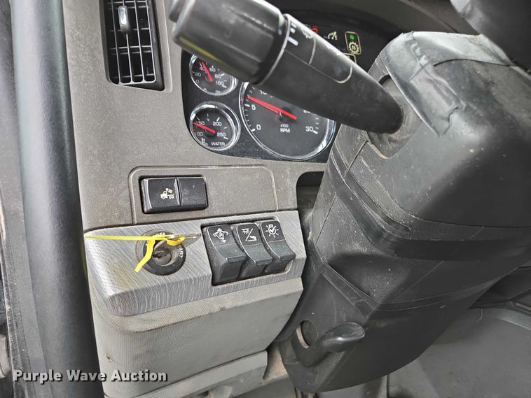 image for item DU2559 2018 Kenworth T680 semi truck