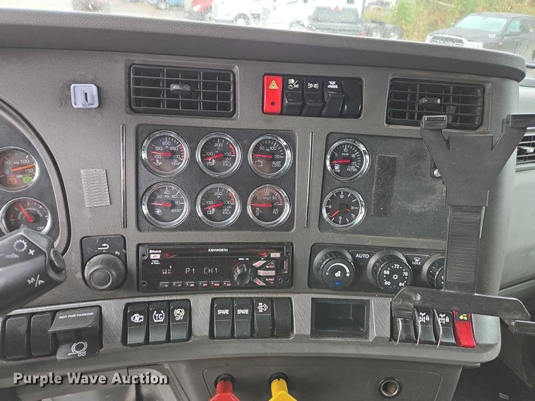 image for item DU2559 2018 Kenworth T680 semi truck