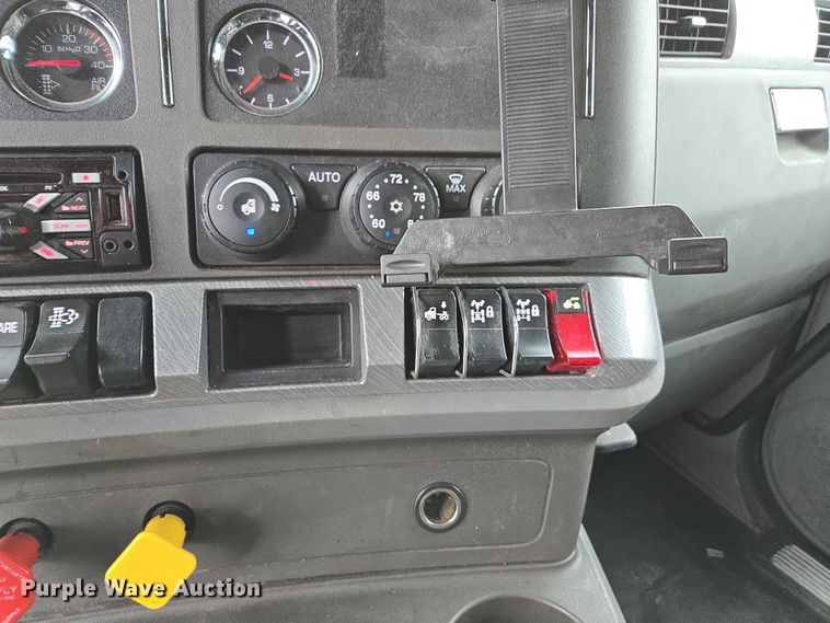 image for item DU2559 2018 Kenworth T680 semi truck