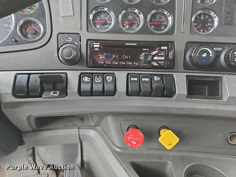 image for item DU2559 2018 Kenworth T680 semi truck