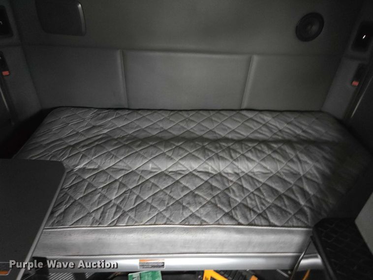 image for item DU2559 2018 Kenworth T680 semi truck