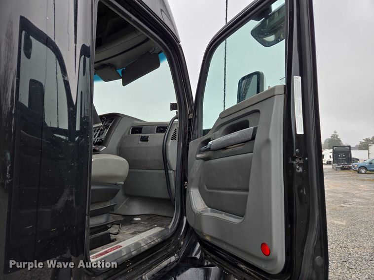 image for item DU2559 2018 Kenworth T680 semi truck
