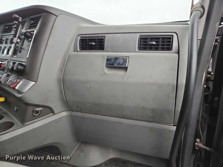 image for item DU2559 2018 Kenworth T680 semi truck