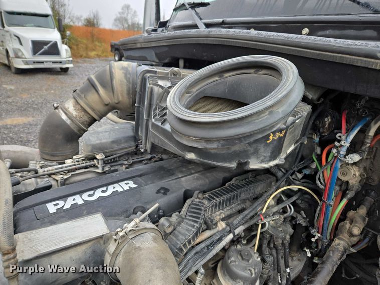 image for item DU2559 2018 Kenworth T680 semi truck