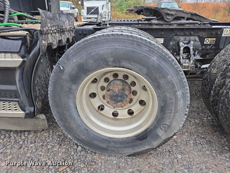 image for item DU2559 2018 Kenworth T680 semi truck