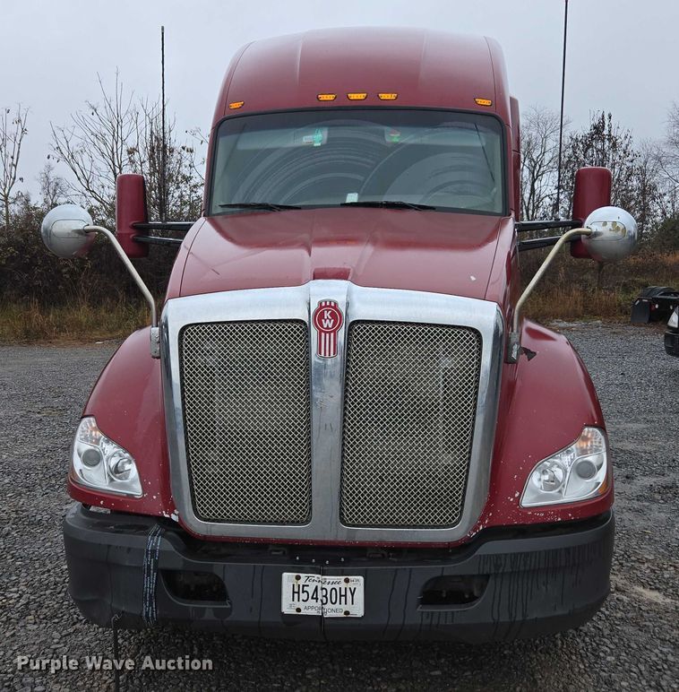 image for item DU2560 2015 Kenworth T680 semi truck