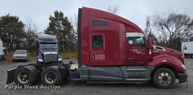 image for item DU2560 2015 Kenworth T680 semi truck