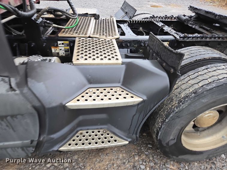 image for item DU2560 2015 Kenworth T680 semi truck