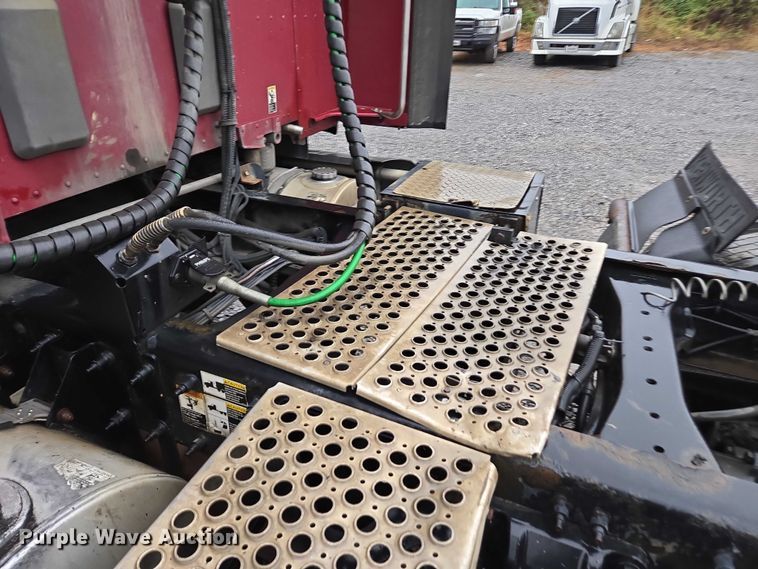 image for item DU2560 2015 Kenworth T680 semi truck