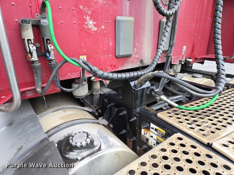 image for item DU2560 2015 Kenworth T680 semi truck