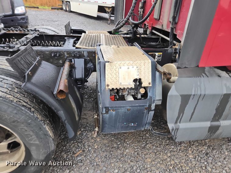 image for item DU2560 2015 Kenworth T680 semi truck