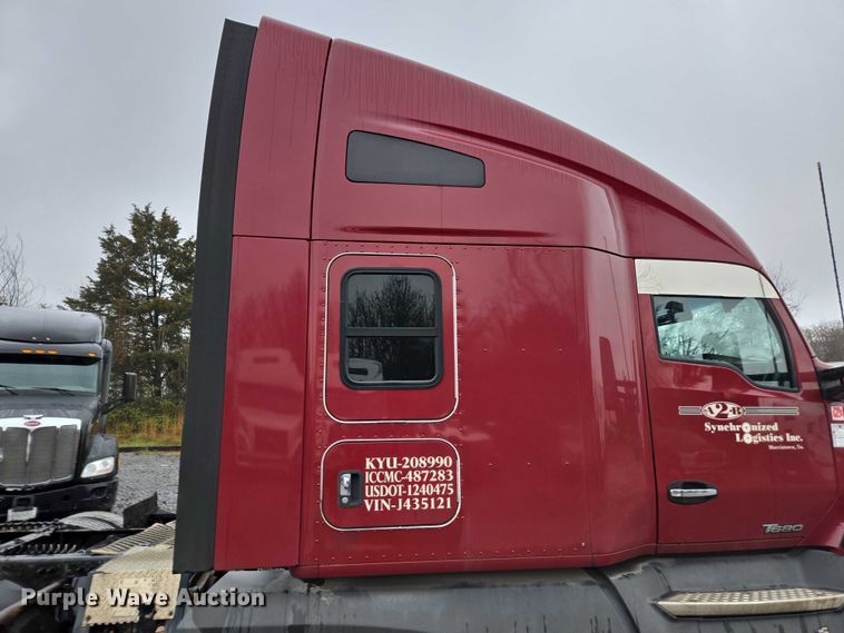 image for item DU2560 2015 Kenworth T680 semi truck
