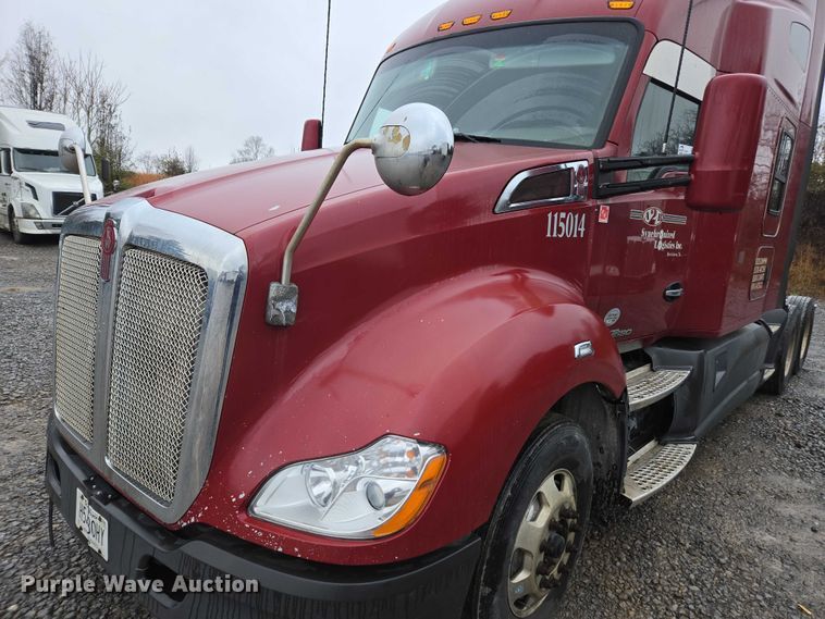 image for item DU2560 2015 Kenworth T680 semi truck