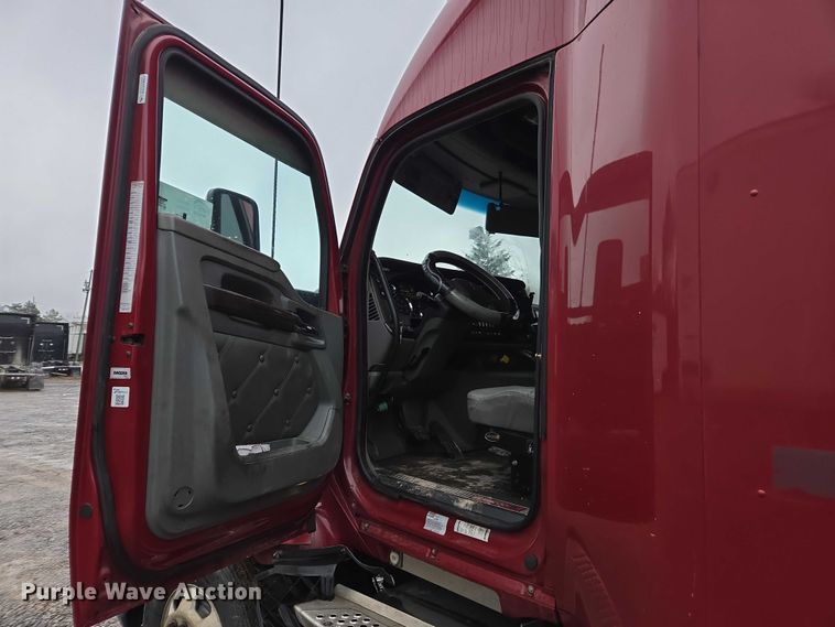 image for item DU2560 2015 Kenworth T680 semi truck