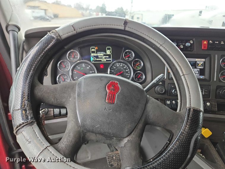 image for item DU2560 2015 Kenworth T680 semi truck