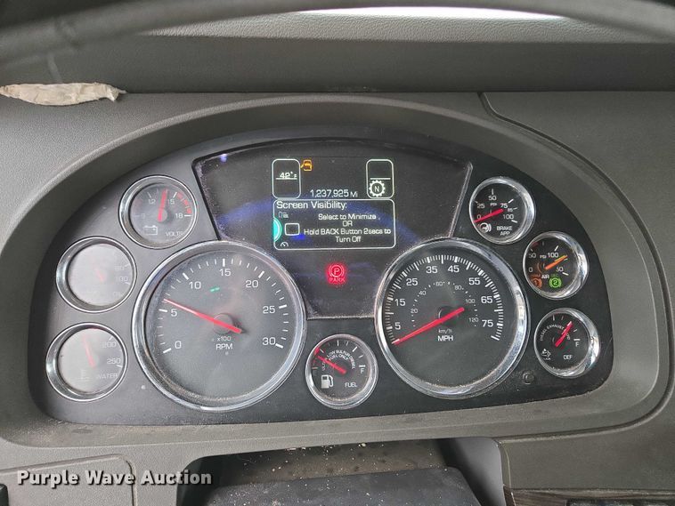 image for item DU2560 2015 Kenworth T680 semi truck