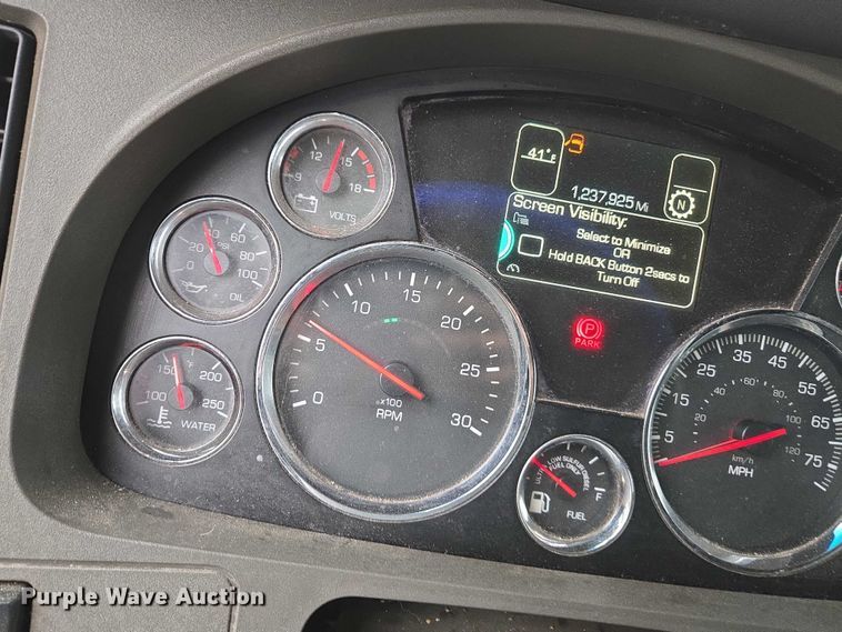 image for item DU2560 2015 Kenworth T680 semi truck