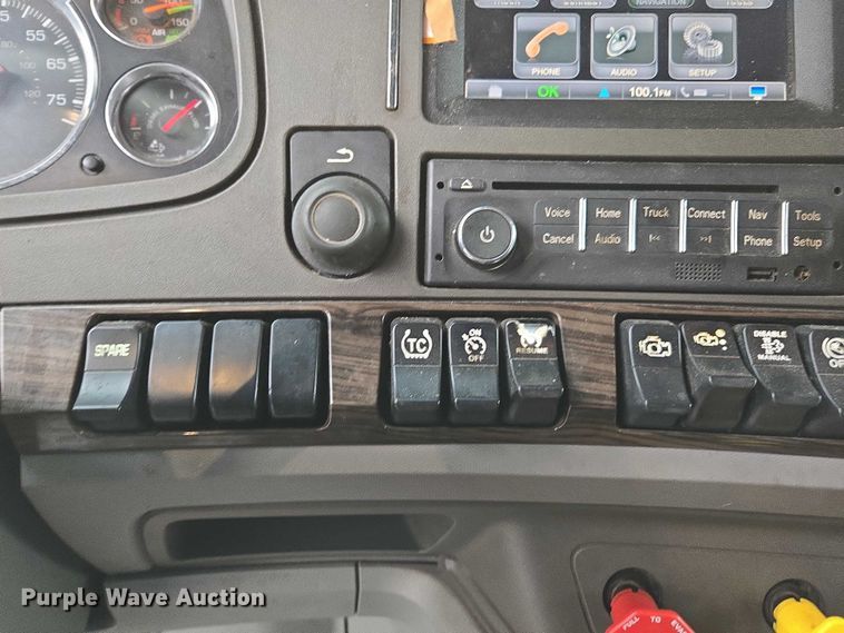 image for item DU2560 2015 Kenworth T680 semi truck