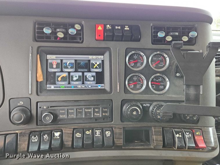 image for item DU2560 2015 Kenworth T680 semi truck