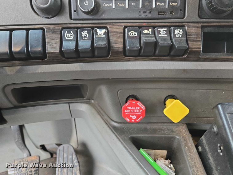 image for item DU2560 2015 Kenworth T680 semi truck