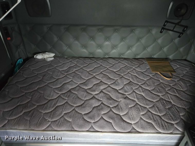 image for item DU2560 2015 Kenworth T680 semi truck