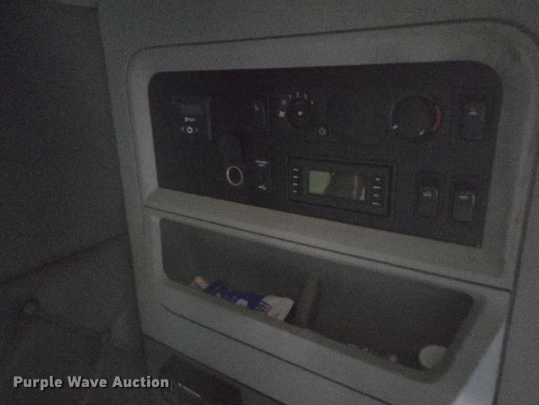 image for item DU2560 2015 Kenworth T680 semi truck