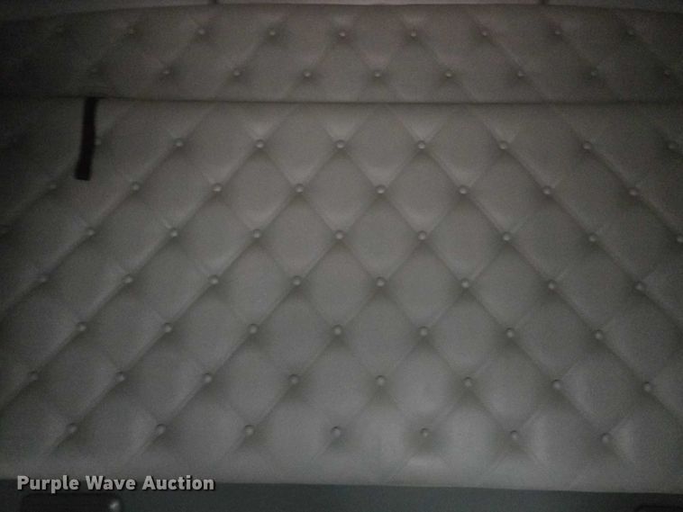 image for item DU2560 2015 Kenworth T680 semi truck