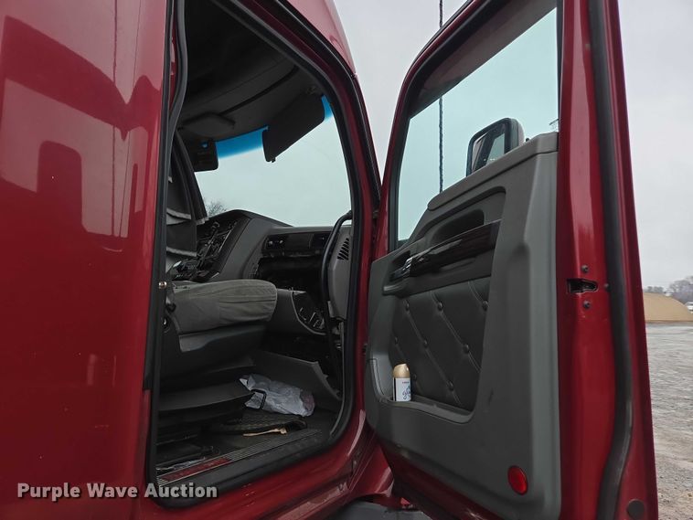 image for item DU2560 2015 Kenworth T680 semi truck