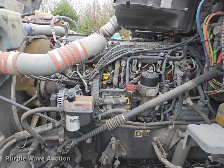 image for item DU2560 2015 Kenworth T680 semi truck