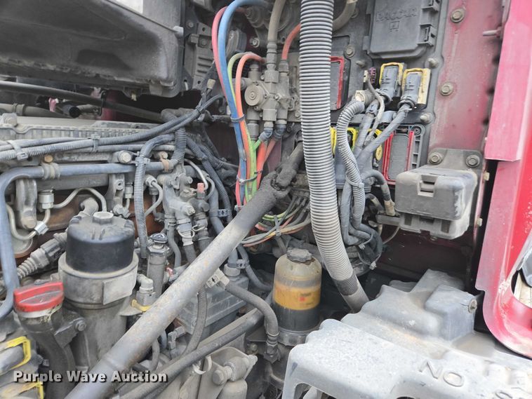 image for item DU2560 2015 Kenworth T680 semi truck