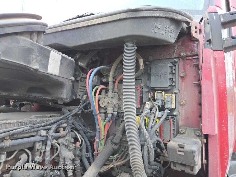 image for item DU2560 2015 Kenworth T680 semi truck