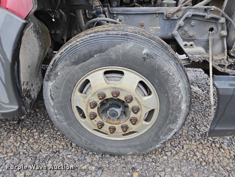 image for item DU2560 2015 Kenworth T680 semi truck