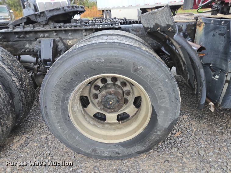 image for item DU2560 2015 Kenworth T680 semi truck