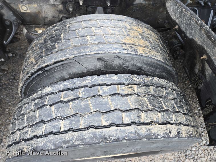 image for item DU2560 2015 Kenworth T680 semi truck