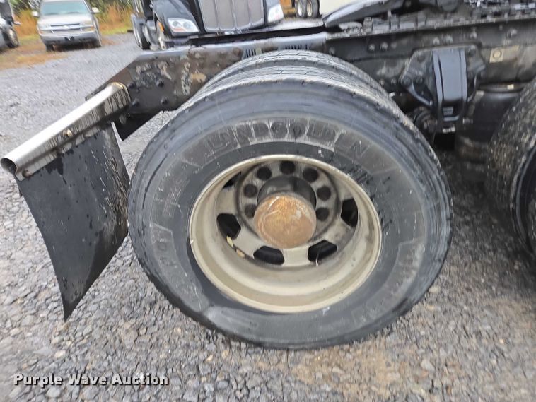 image for item DU2560 2015 Kenworth T680 semi truck