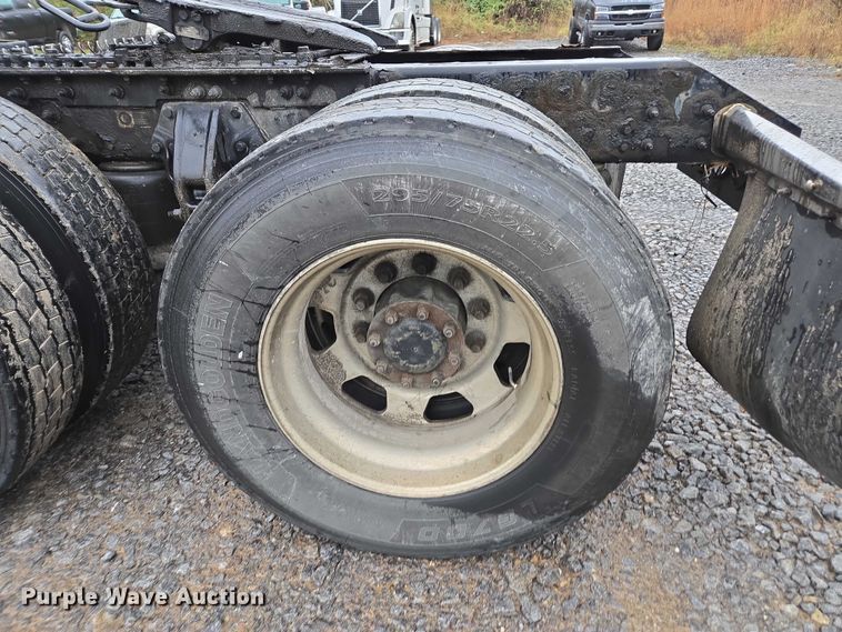 image for item DU2560 2015 Kenworth T680 semi truck